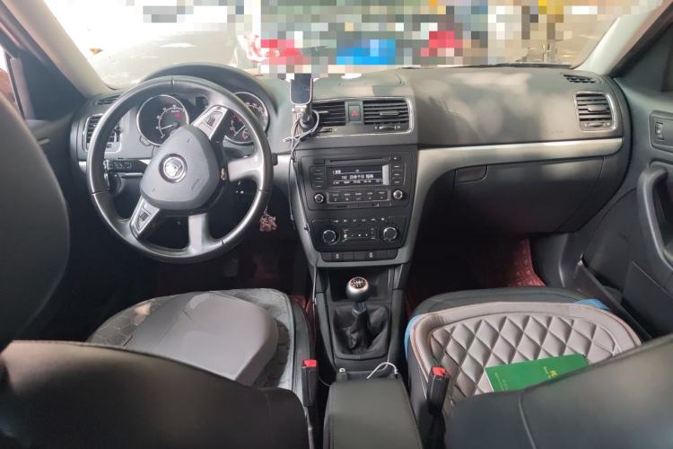 Used Skoda Yeti 2014 1.4TSI Manual Polar Edition Center Console