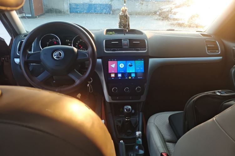 Used Skoda Yeti 2014 1.4TSI Manual Explore Edition Center Console