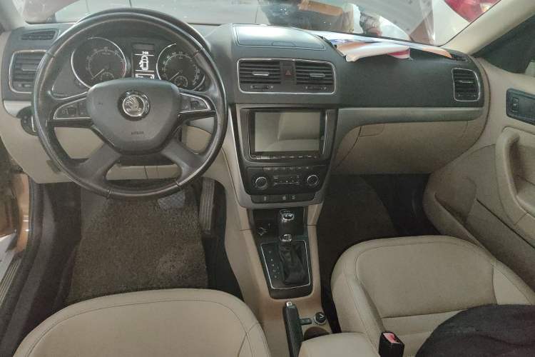 Used Skoda Yeti 2014 1.8TSI DSG Polar Edition Center Console