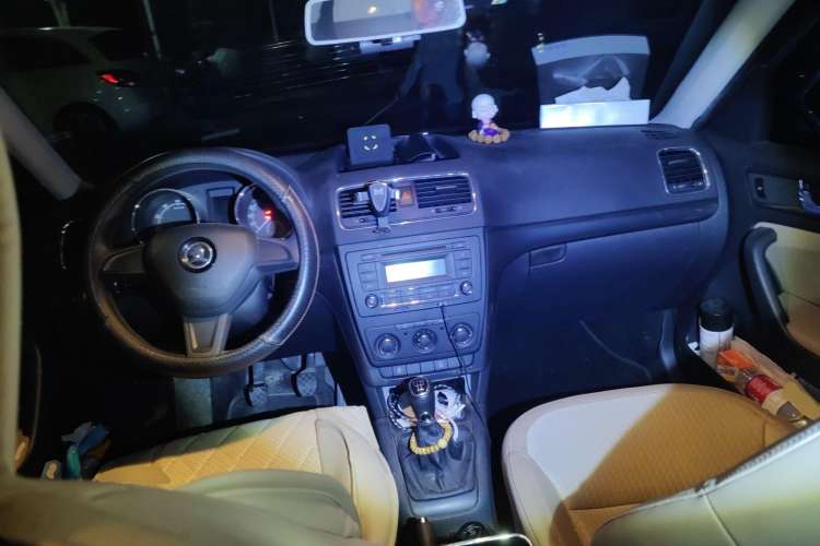 Used Skoda Yeti 2014 1.4TSI Manual Explore Edition Center Console