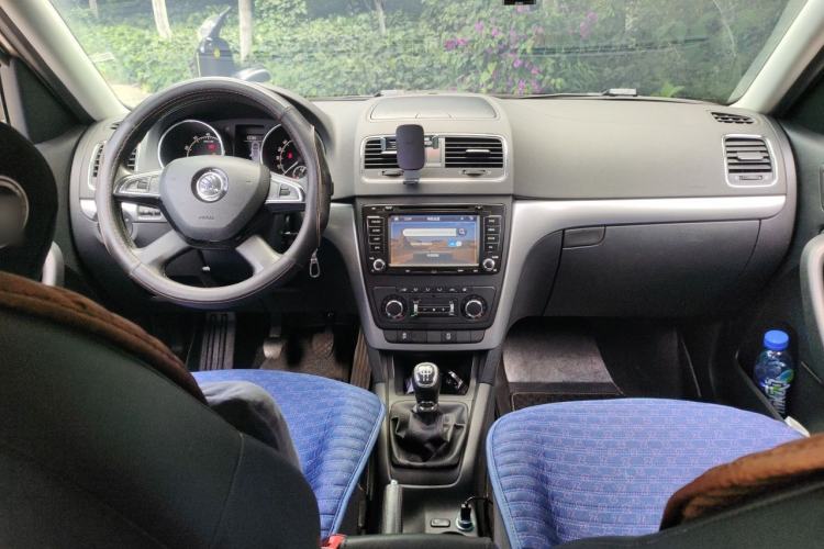 Used Skoda Yeti 2014 1.4TSI Manual Polar Edition Center Console