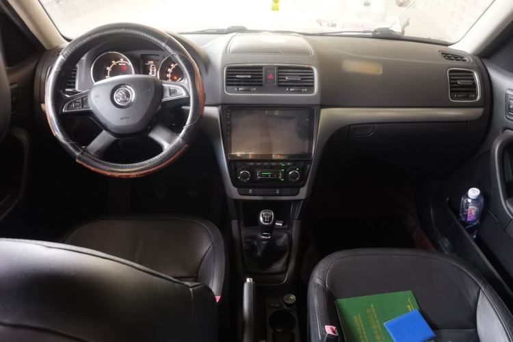 Used Skoda Yeti 2014 1.4TSI Manual Polar Edition Center Console