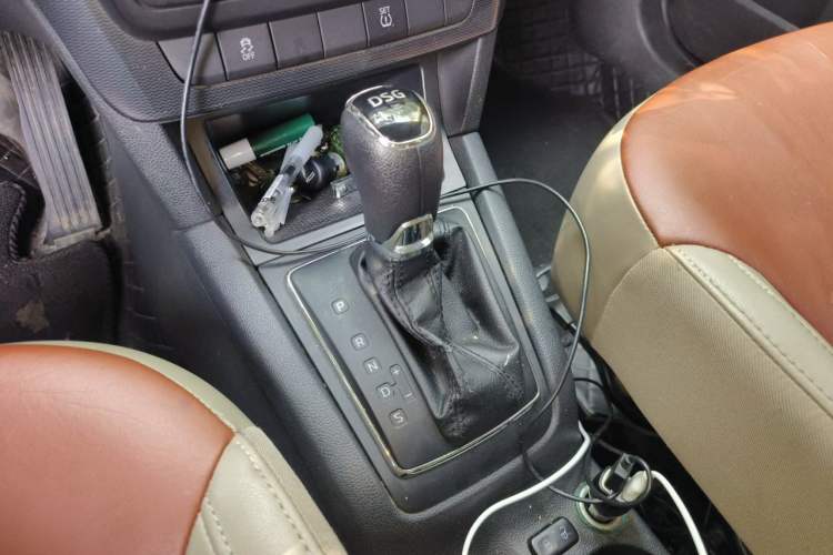 Used Skoda Yeti 2014 1.4TSI DSG Vibrant Edition Gear Lever