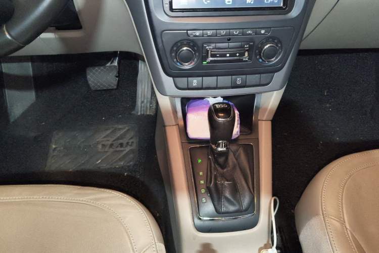 Used Skoda Yeti 2014 1.4 TSI DSG Polar Edition Gear Lever
