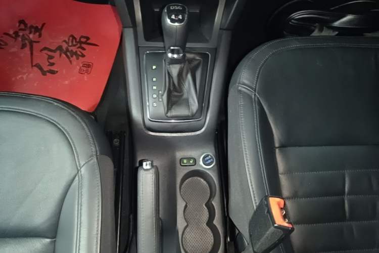Used Skoda Yeti 2014 1.8TSI DSG Polar Edition Gear Lever
