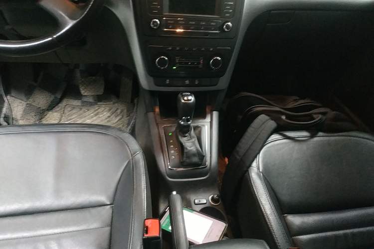 Used Skoda Yeti 2014 1.8TSI DSG Polar Edition Gear Lever
