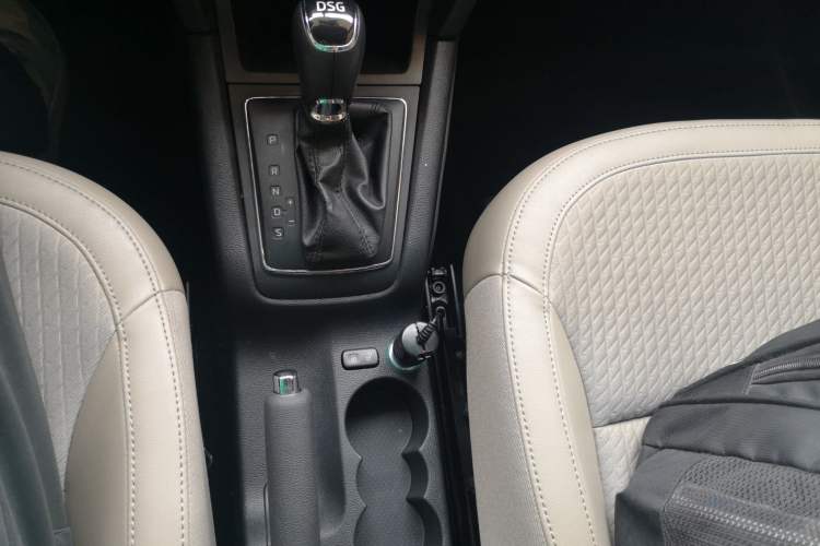 Used Skoda Yeti 2014 1.4TSI DSG Vibrant Edition Gear Lever