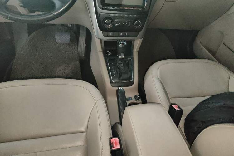 Used Skoda Yeti 2014 1.8TSI DSG Polar Edition Gear Lever