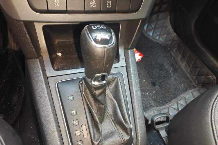 Used Skoda Yeti 2014 1.8TSI DSG Polar Edition Gear Lever