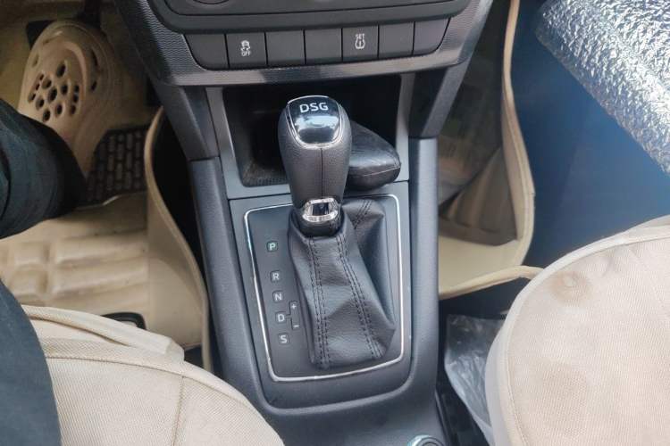 Used Skoda Yeti 2014 1.4TSI DSG Vibrant Edition Gear Lever