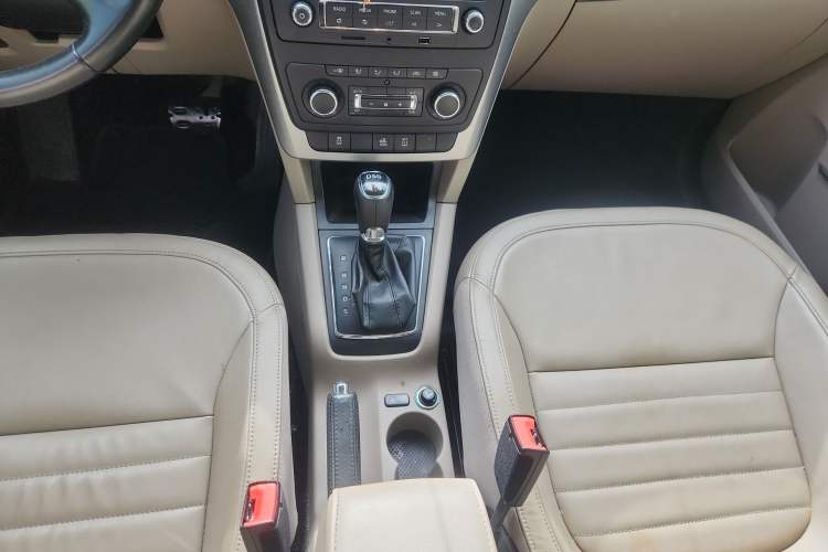 Used Skoda Yeti 2014 1.8TSI DSG Polar Edition Gear Lever