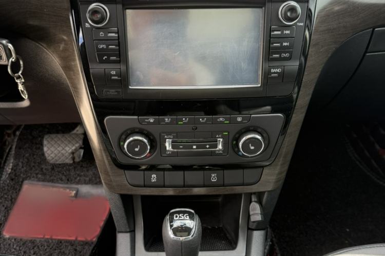 Used Skoda Yeti 2014 1.4TSI DSG All-Wheel Drive Version Interior 1