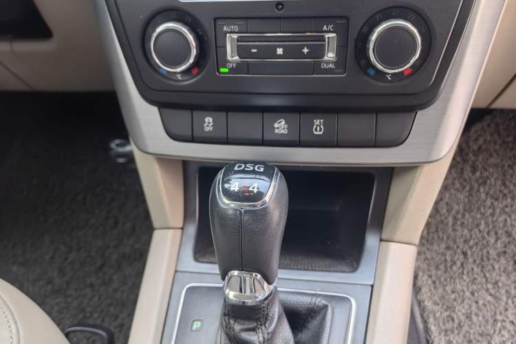 Used Skoda Yeti 2014 1.8TSI DSG Polar Edition Interior 4
