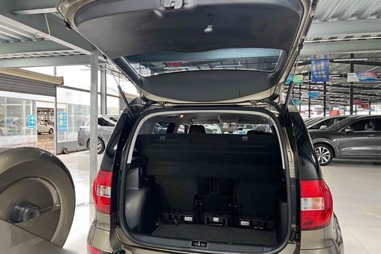 Used Skoda Yeti 2014 1.4 TSI DSG Polar Edition Interior 8