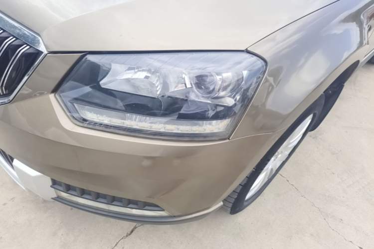 Used Skoda Yeti 2014 1.4TSI Manual Polar Edition Left Front Headlight