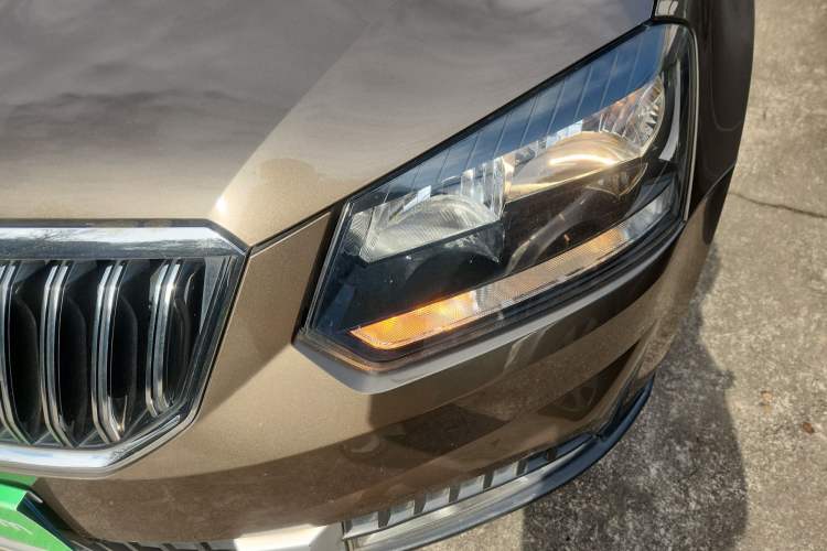Used Skoda Yeti 2014 1.8TSI DSG Polar Edition Left Front Headlight