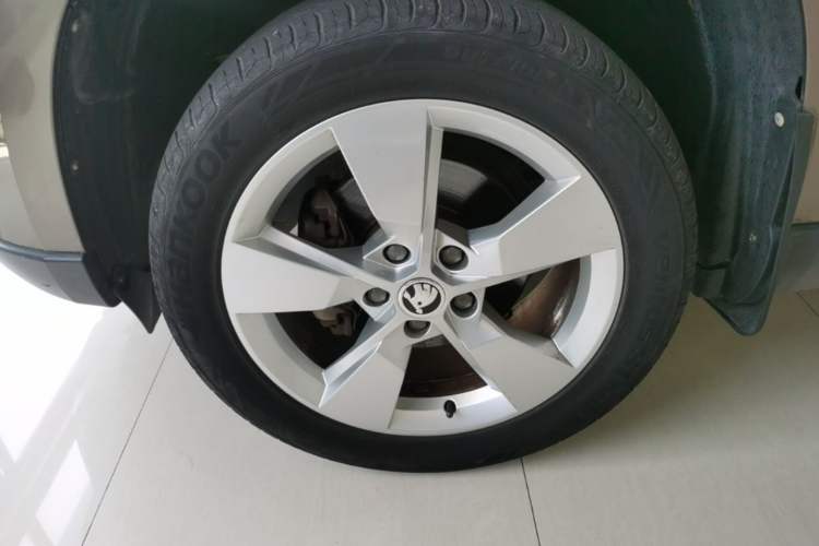 Used Skoda Yeti 2014 1.8TSI DSG Polar Edition Left Front Wheel Hub