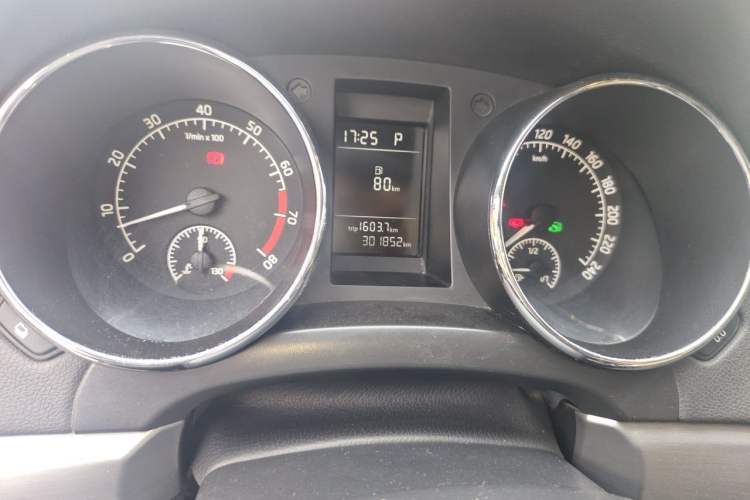 Used Skoda Yeti 2014 1.4TSI DSG Explorer Edition Odometer Close Up