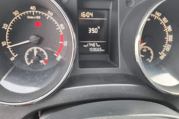 Used Skoda Yeti 2014 1.6L Manual Colorful Edition Odometer Close Up
