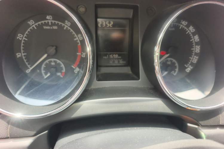 Used Skoda Yeti 2014 1.4TSI DSG Explorer Edition Odometer Close Up