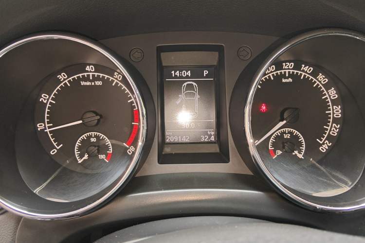 Used Skoda Yeti 2014 1.4TSI DSG All-Wheel Drive Version Odometer Close Up