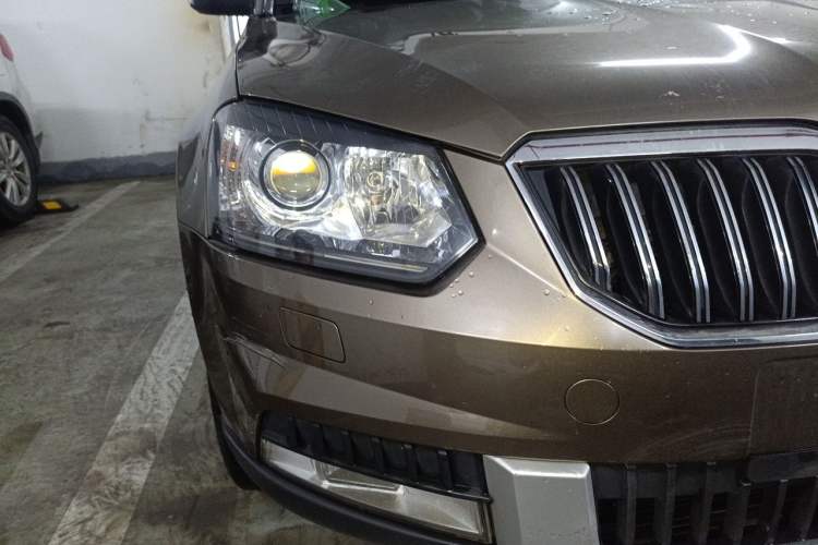 Used Skoda Yeti 2014 1.8TSI DSG All-Wheel Drive Edition Right Front Headlight