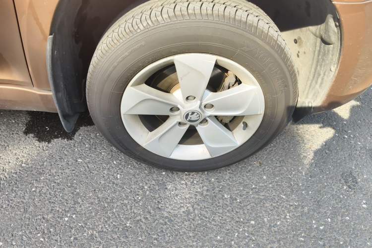 Used Skoda Yeti 2014 1.6L Manual Colorful Edition Right Front Wheel Hub
