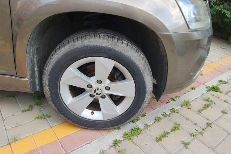 Used Skoda Yeti 2014 1.4TSI Manual Colorful Edition Right Front Wheel Hub