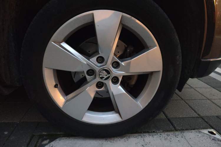 Used Skoda Yeti 2014 1.8TSI DSG Polar Edition Right Front Wheel Hub