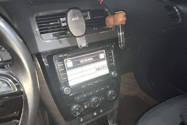 Used Skoda Yeti 2014 1.8TSI DSG All-Wheel Drive Edition Audio And AC Panel