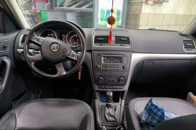 Used Skoda Yeti 2014 1.4 TSI DSG Polar Edition Center Console