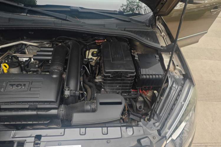 Used Skoda Yeti 2014 1.4TSI DSG All-Wheel Drive Version Engine Bay Left