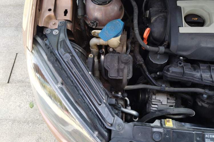 Used Skoda Yeti 2014 1.8TSI DSG Polar Edition Engine Bay Right