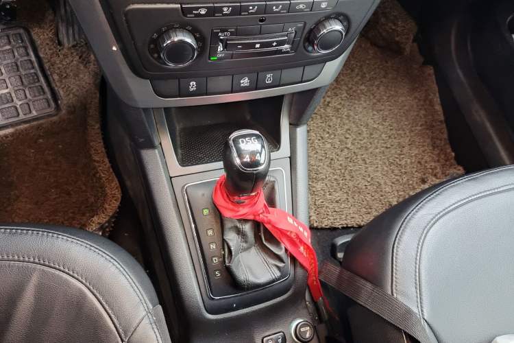 Used Skoda Yeti 2014 1.8TSI DSG Polar Edition Gear Lever