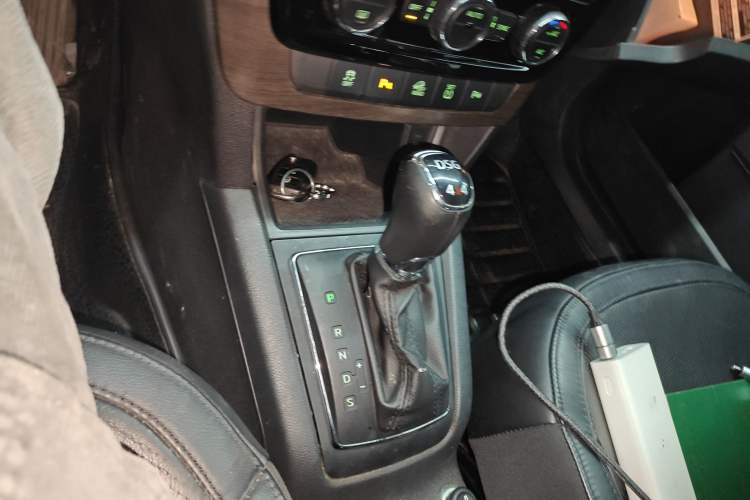 Used Skoda Yeti 2014 1.8TSI DSG All-Wheel Drive Edition Gear Lever