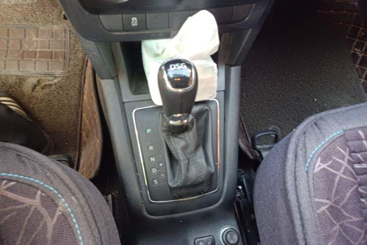 Used Skoda Yeti 2014 1.4TSI DSG Vibrant Edition Gear Lever