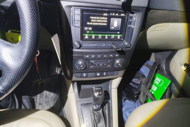 Used Skoda Yeti 2014 1.8TSI DSG All-Wheel Drive Edition Audio And AC Panel