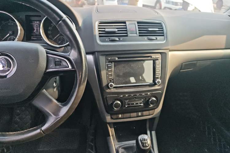 Used Skoda Yeti 2014 1.4TSI Manual Polar Edition Audio And AC Panel