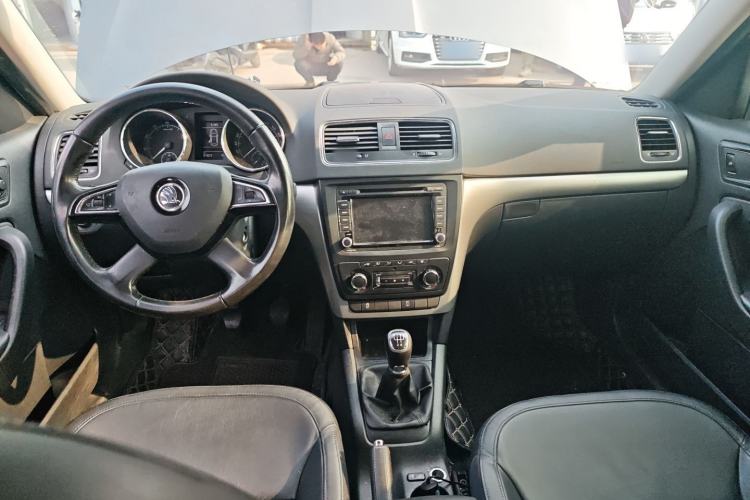 Used Skoda Yeti 2014 1.4TSI Manual Polar Edition Center Console