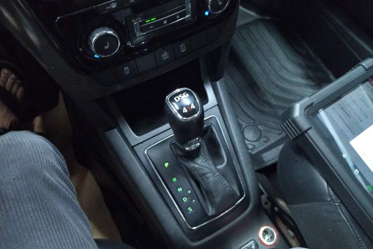 Used Skoda Yeti 2014 1.8TSI DSG All-Wheel Drive Edition Gear Lever