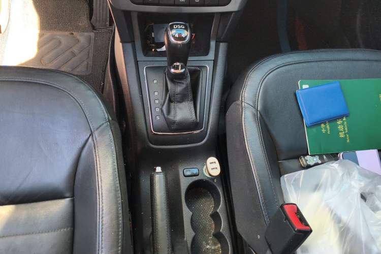 Used Skoda Yeti 2014 1.8TSI DSG Polar Edition Gear Lever