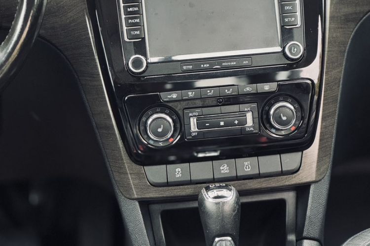 Used Skoda Yeti 2014 1.8TSI DSG All-Wheel Drive Edition Interior 2