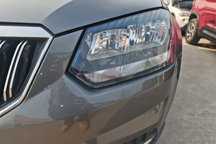 Used Skoda Yeti 2014 1.4TSI Manual Polar Edition Left Front Headlight