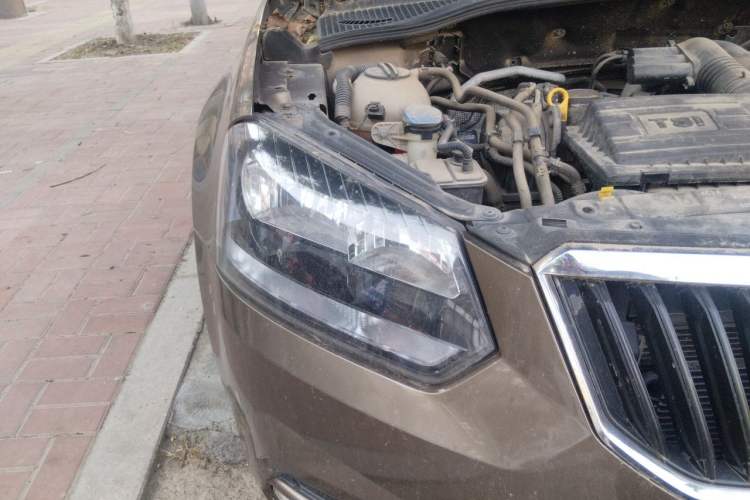 Used Skoda Yeti 2014 1.4TSI DSG Explorer Edition Right Front Headlight
