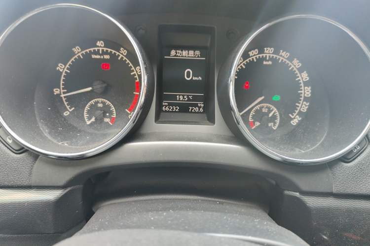 Used Skoda Yeti 2014 1.4 TSI DSG Phantom Edition Odometer Close Up
