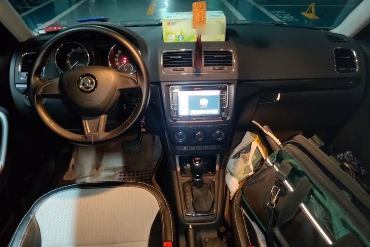 Used Skoda Yeti 2014 1.4TSI DSG Vibrant Edition Center Console