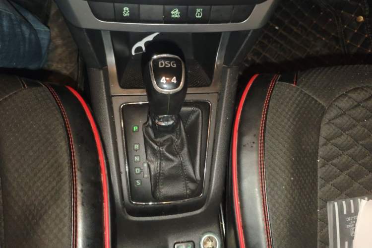Used Skoda Yeti 2014 1.8TSI DSG Polar Edition Gear Lever