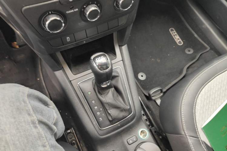 Used Skoda Yeti 2014 1.4TSI DSG Explorer Edition Gear Lever