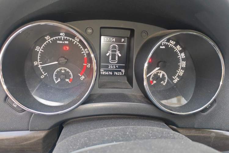 Used Skoda Yeti 2014 1.4 TSI DSG Phantom Edition Odometer Close Up