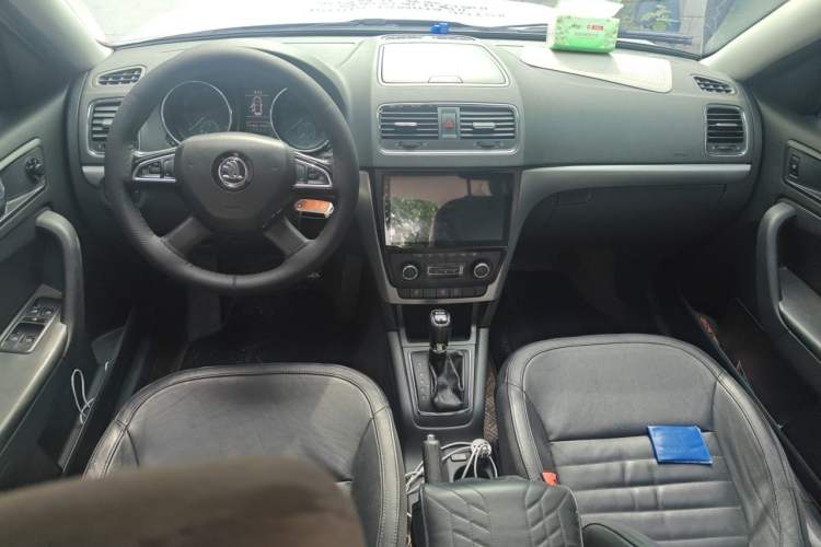 Used Skoda Yeti 2014 1.8TSI DSG Polar Edition Center Console